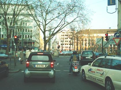  Bild: Kreuzung Berliner Allee / Hüttenstr. / Adersstr., Richtung Osten 