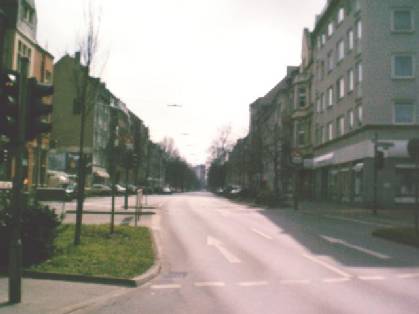  Bild: Kreuzung Friedrichstr. / Färberstr. / Merowingerstr. / Brunnenstr. / Aachener Str. / Burghofstr. / Elisabethstr., Richtung Süden 