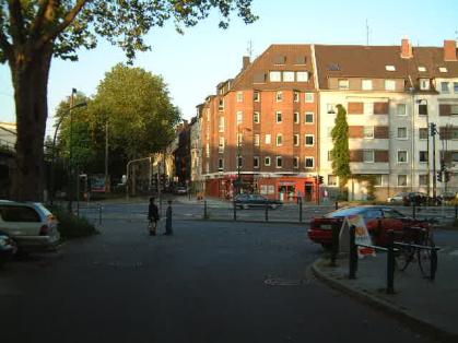  Bild: Kreuzung Corneliusstr. / Färberstr. / Erasmusstr. / Heeresbachstr., Richtung Osten 