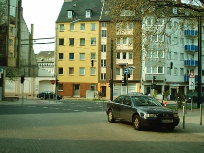  Bild: Kreuzung Helmholtzstr. / Gustav-Poensgen-Str. / Luisenstr., Richtung Norden 