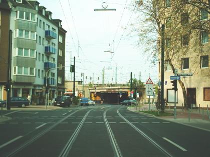  Bild: Kreuzung Helmholtzstr. / Gustav-Poensgen-Str. / Luisenstr., Richtung NordenNordosten 