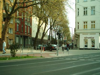  Bild: Kreuzung Helmholtzstr. / Gustav-Poensgen-Str. / Luisenstr., Richtung Süden 