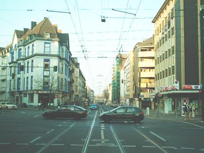  Bild: Kreuzung Scheurenstr. / Helmholtzstr. / Hüttenstr. / Bunsenstr., Richtung NordenNordosten 