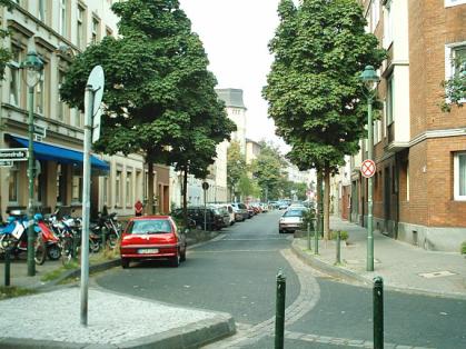  Bild: Kreuzung Kronprinzenstr. / Kirchfeldstr. / Düsselstr., Richtung Westen 