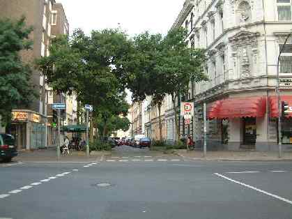  Bild: Kreuzung Neusser Str. / Lorettostr. / Weiherstr., Richtung Osten 