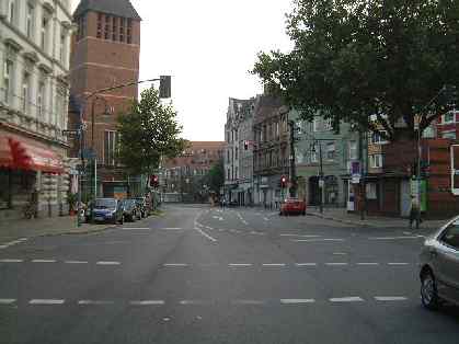  Bild: Kreuzung Neusser Str. / Lorettostr. / Weiherstr., Richtung SüdenSüdwesten 