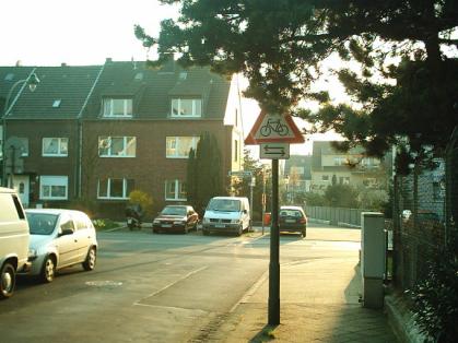  Bild: Kreuzung Volmerswerther Str. / Dormagener Str., Richtung Westen 