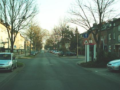  Bild: Kreuzung Volmerswerther Str. / Fritz-Reuter-Str., Richtung Süden 