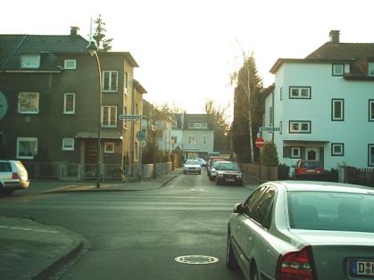  Bild: Kreuzung Volmerswerther Str. / Fritz-Reuter-Str., Richtung Westen 