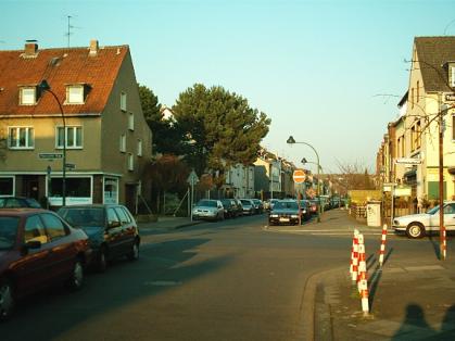  Bild: Kreuzung Volmerswerther Str. / Uedesheimer Str., Richtung Osten 