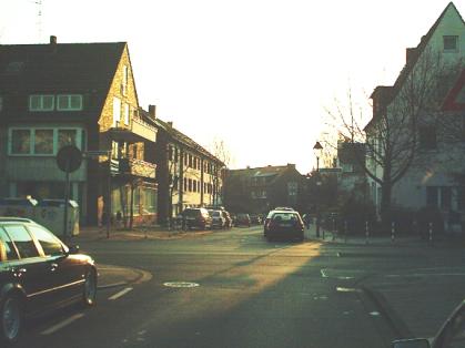  Bild: Kreuzung Volmerswerther Str. / Uedesheimer Str., Richtung Westen 